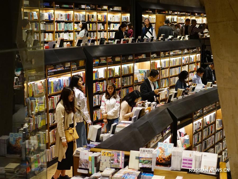 В последние годы в крупных китайских городах появляется все больше книжных магазинов с высоким "показателем лица". Такие магазины отличаются оригинальным дизайном, модным интерьером, богатством ассортимента и многофункциональностью.