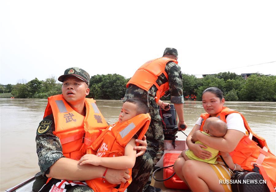 Из-за дождей на суйнинском участке реки Фуцзян резко повысился уровень воды. Жители деревни Сяобацзы поселка Синьцяо городского округа Суйнин провинции Сычуань /Юго-Западный Китай/ оказались в водной блокаде.