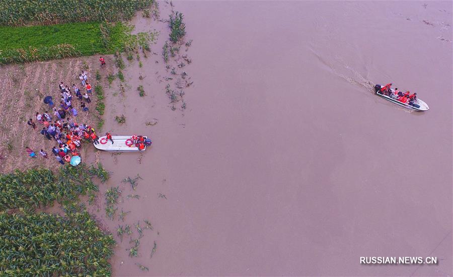 Из-за дождей на суйнинском участке реки Фуцзян резко повысился уровень воды. Жители деревни Сяобацзы поселка Синьцяо городского округа Суйнин провинции Сычуань /Юго-Западный Китай/ оказались в водной блокаде.