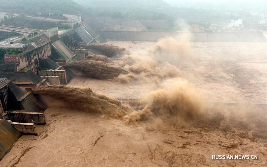 На гидроузле "Сяоланди", построенном на реке Хуанхэ в провинции Хэнань /Центральный Китай/, начали противопаводковый сброс воды. Многочисленные туристы собрались посмотреть на бурлящие потоки воды, наполненные песком и илом. 
