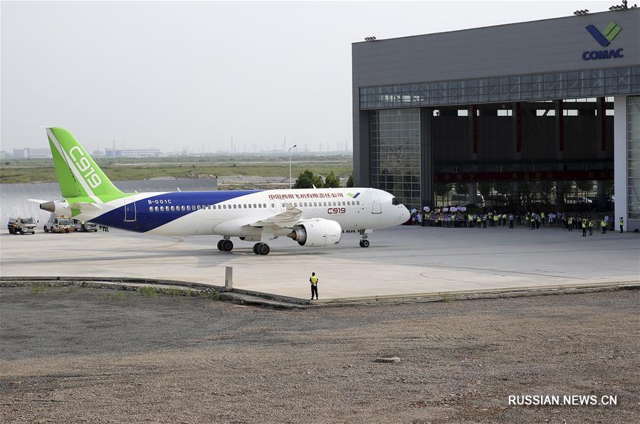 Китайский крупногабаритный авиалайнер C919 совершил тестовый перелет из Шанхая в Дунъин