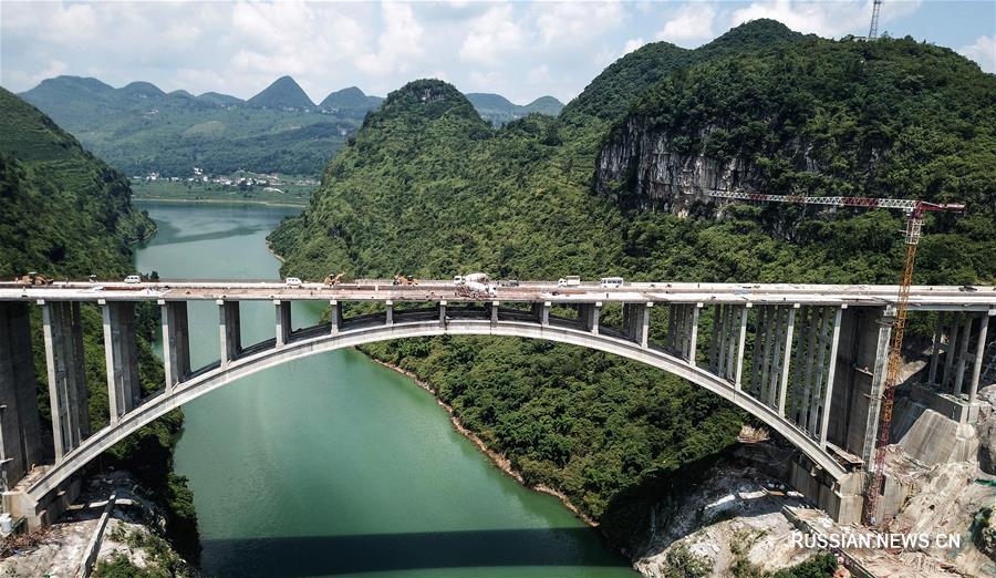 На днях в провинции Гуйчжоу /Юго-Западный Китай/ полностью завершилась смычка мегамоста "Еланху" -- ключевого объекта скоростного шоссе Чжицзинь -- Пудин. Окончание строительства моста намечено на конец текущего месяца.