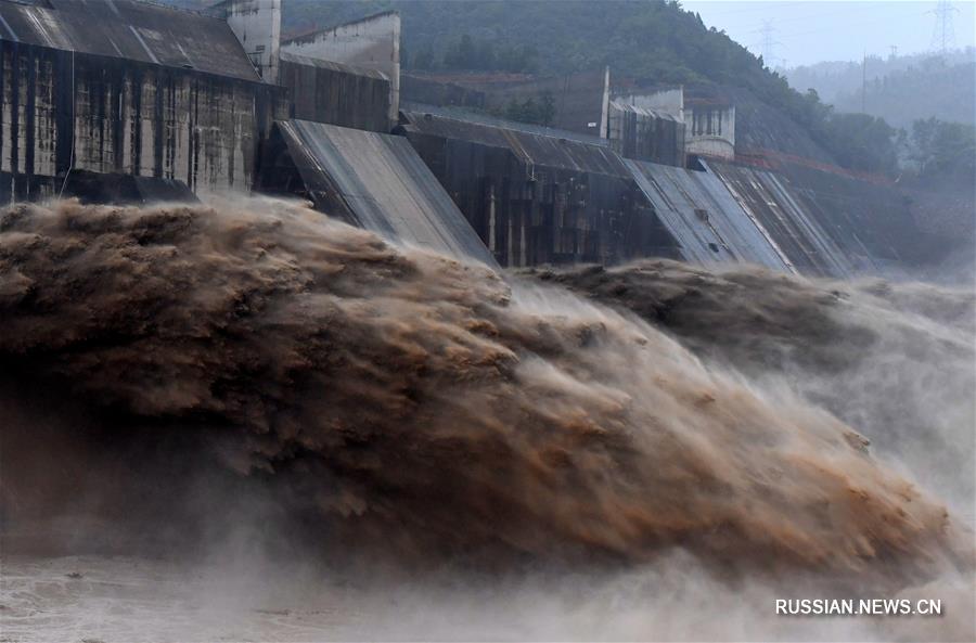 На гидроузле "Сяоланди", построенном на реке Хуанхэ в провинции Хэнань /Центральный Китай/, начали противопаводковый сброс воды. Многочисленные туристы собрались посмотреть на бурлящие потоки воды, наполненные песком и илом. 