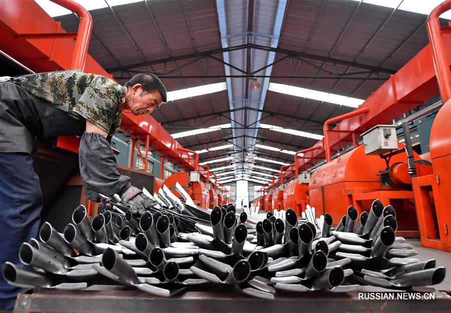 Сейчас в уезде Луаньнань действуют 228 предприятий по производству стальных лопат и других сельскохозяйственных орудий. 