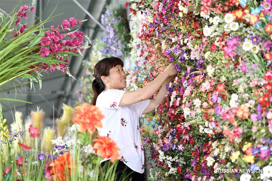 Сейчас в волости Пангэчжуан производится более 900 видов изделий из искусственных цветов 7 категорий, что позволяет почти 1 тыс работников увеличивать доходы.