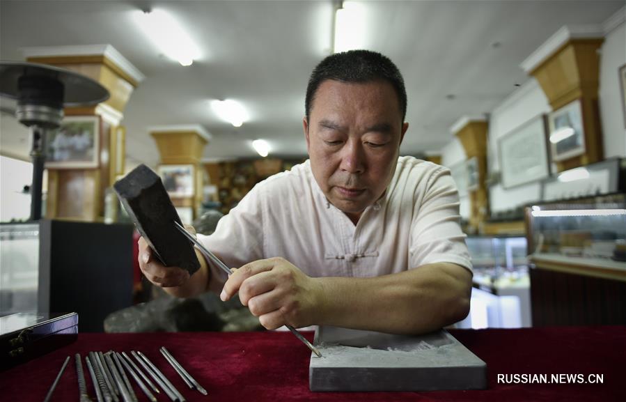  В настоящее время 48-летний Чжан Юнцзюнь является хранителем традиционной технологии производства ляоских каменных тушечниц, признанной объектом нематериального культурного наследия провинции Ляонин /Северо-Западный Китай/. 