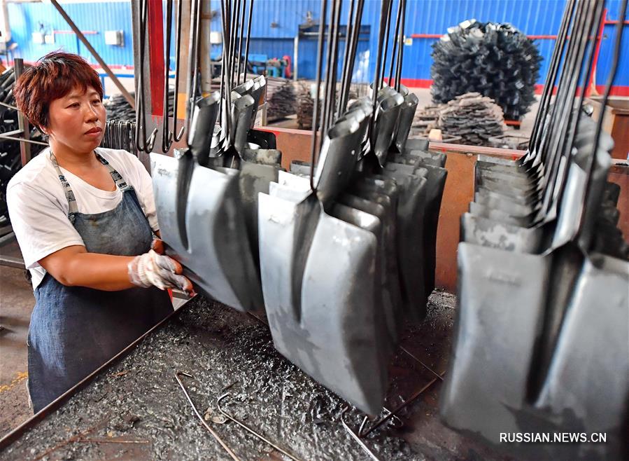 Сейчас в уезде Луаньнань действуют 228 предприятий по производству стальных лопат и других сельскохозяйственных орудий. 