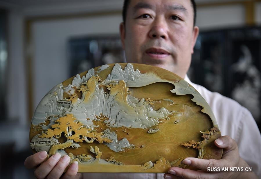  В настоящее время 48-летний Чжан Юнцзюнь является хранителем традиционной технологии производства ляоских каменных тушечниц, признанной объектом нематериального культурного наследия провинции Ляонин /Северо-Западный Китай/. 
