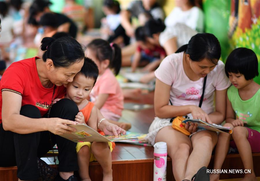 В дни летних каникул многие юные жители Хайкоу вместе с родителями приходят в Библиотеку провинции Хайнань /Южный Китай/, чтобы окунуться в мир книг, пополнить багаж знаний и с пользой провести лето. 
