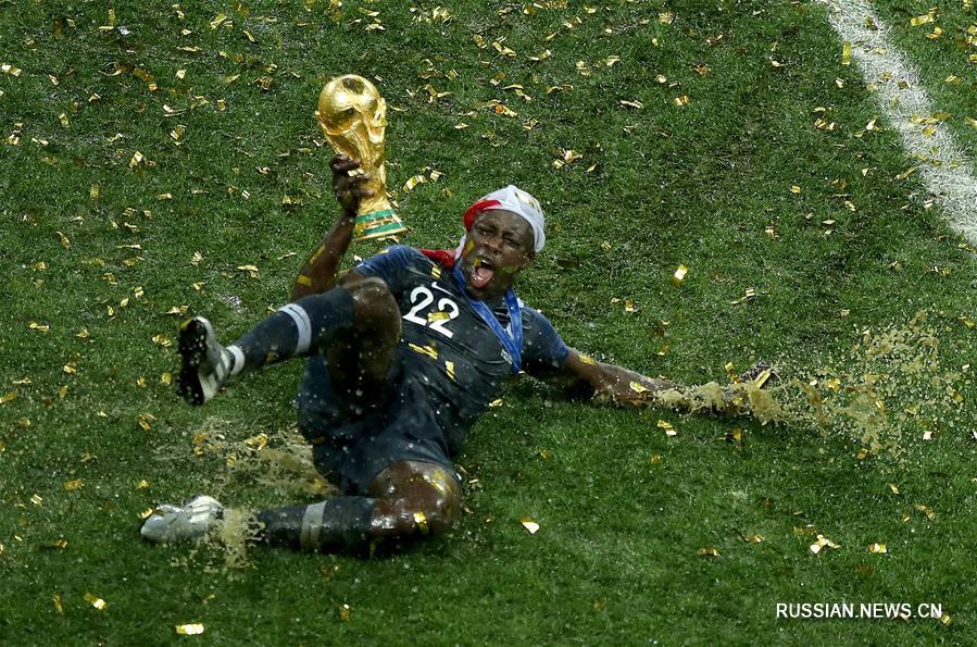  На фото -- французские футболисты празднуют победу на ЧМ.