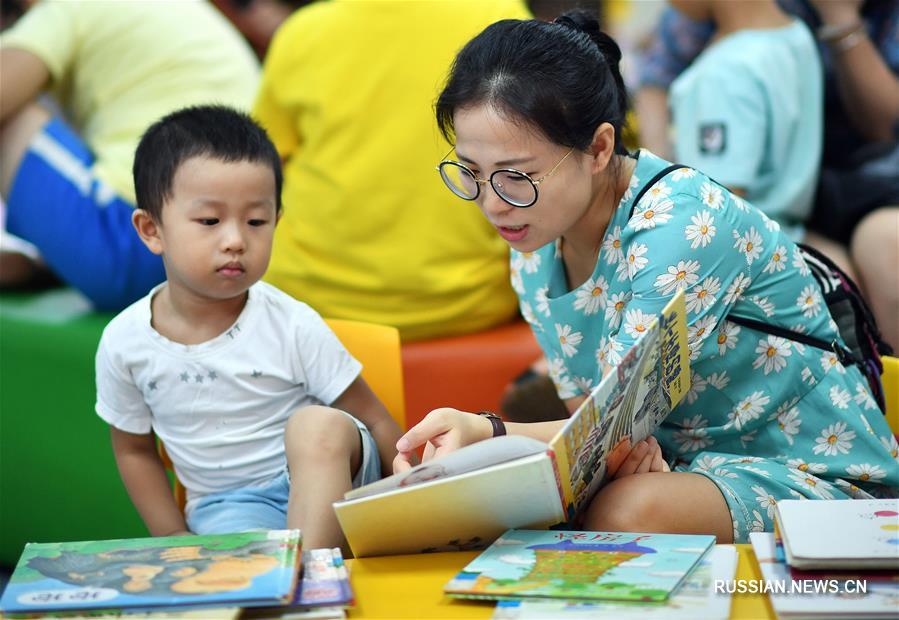 В дни летних каникул многие юные жители Хайкоу вместе с родителями приходят в Библиотеку провинции Хайнань /Южный Китай/, чтобы окунуться в мир книг, пополнить багаж знаний и с пользой провести лето. 