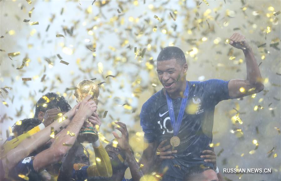  На фото -- французские футболисты празднуют победу на ЧМ.