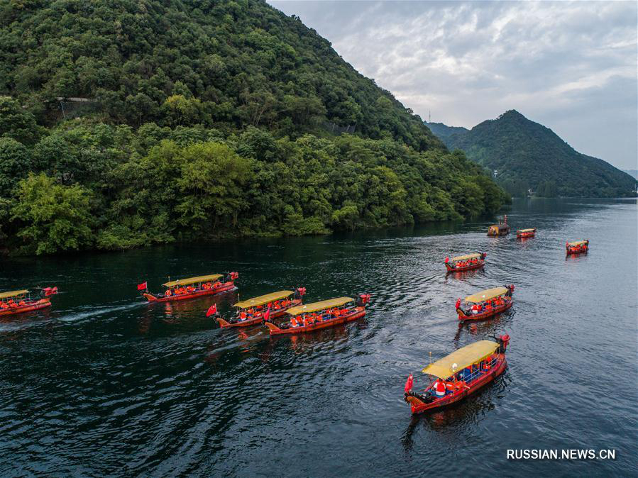 Чистая вода реки Синьань при температуре 17 ° C принесла прохладу горожанам и туристам города Цзяньдэ