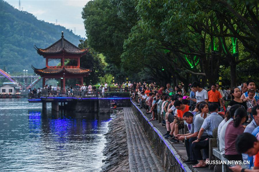 Чистая вода реки Синьань при температуре 17 ° C принесла прохладу горожанам и туристам города Цзяньдэ
