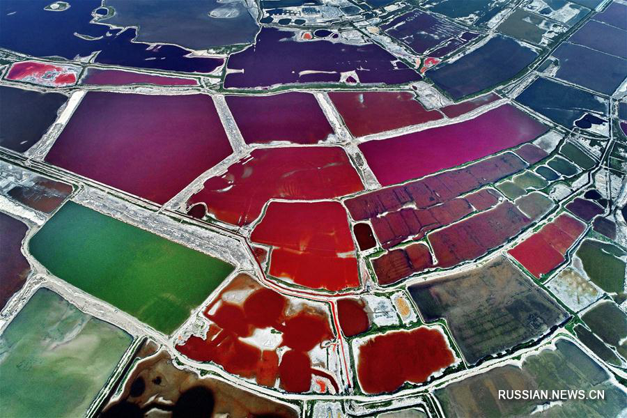 Разноцветные соленые озера в провинции Шаньси