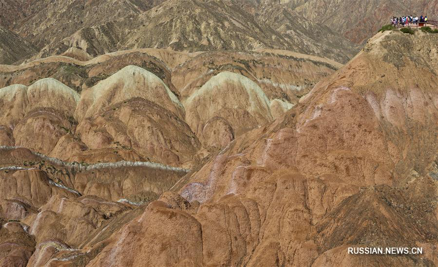 Разноцветные скалы в геопарке Данься городского окуга Чжанъе привлекают туристов со всего мира