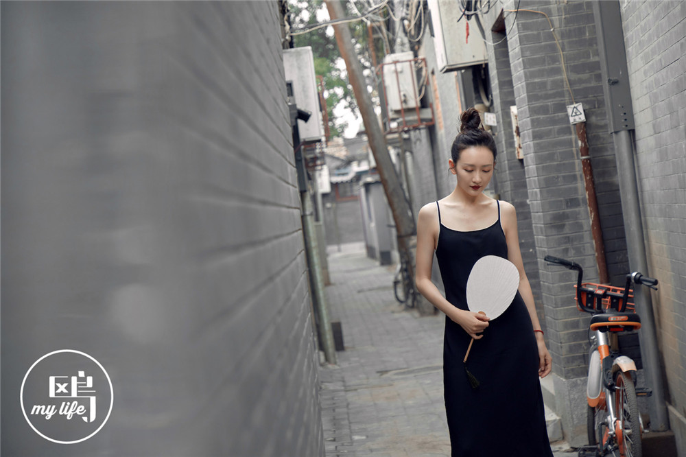 Молодая актриса Ван Оу прогуливается по пекинским хутунам