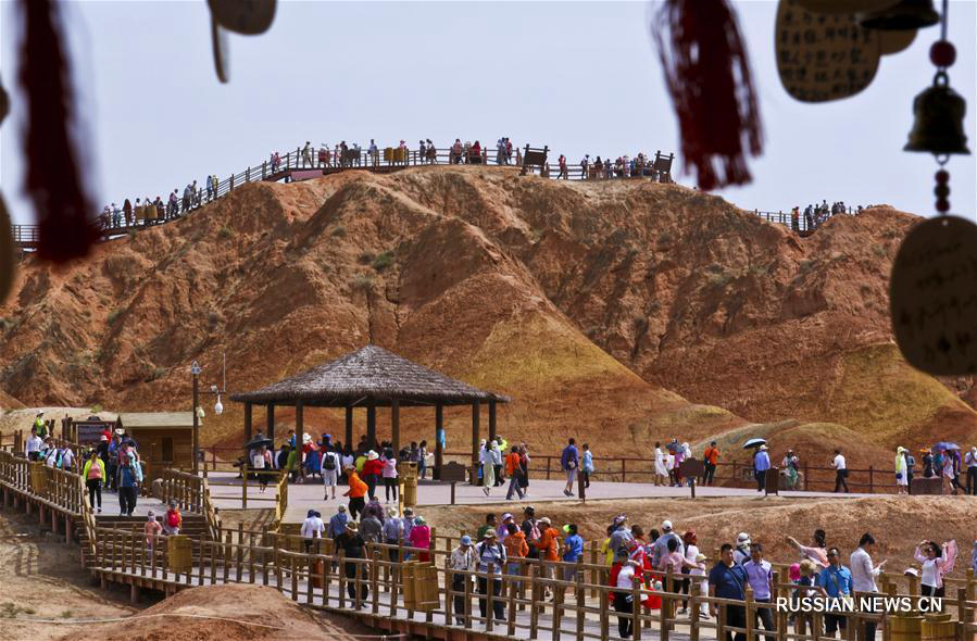 Разноцветные скалы в геопарке Данься городского окуга Чжанъе привлекают туристов со всего мира