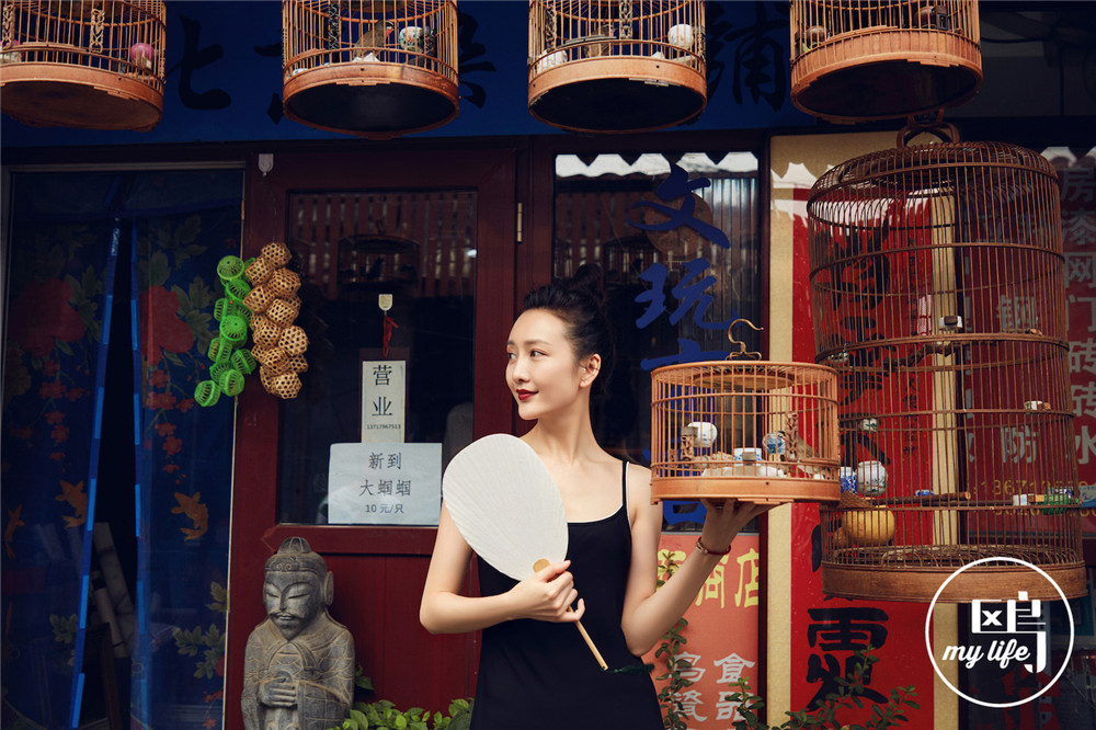 Молодая актриса Ван Оу прогуливается по пекинским хутунам