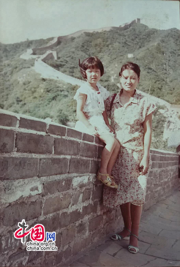 В 1998 году Ци Цайся вместе с дочерью на участке Великой китайской стены Бадалин (фото предоставлено интервьюируемым).
