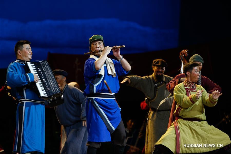 15-й Фестиваль степной культуры Внутренней Монголии открылся сегодня в Красном театре Хух-Хото, административного центра автономного района Внутренняя Монголия /Северный Китай/. 