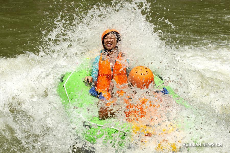 Ландшафтный парк для рафтинга "Цзюваньси" располагается в акватории ущелья Силинся на реке Янцзы /провинция Хубэй, Центральный Китай/. Это известный ландшафтный парк для рафтинга в бассейне реки Янцзы, его также называют "Первый спуск Санься".