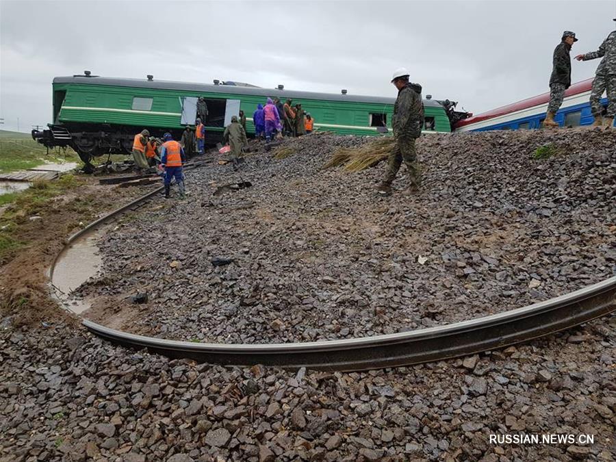 По сообщению СМИ Монголии, сегодня в 4:50 по местному времени сошел с рельсов пассажирский поезд, следовавший из столицы Улан-Батора в Сайншанд, административный центр аймака Дорноговь на юго-востоке страны.