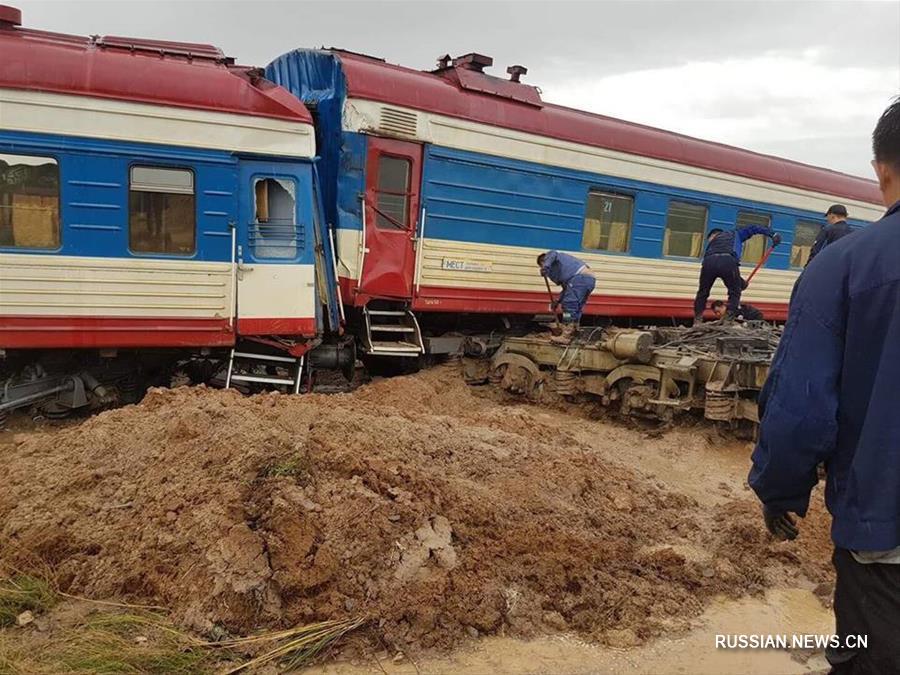 По сообщению СМИ Монголии, сегодня в 4:50 по местному времени сошел с рельсов пассажирский поезд, следовавший из столицы Улан-Батора в Сайншанд, административный центр аймака Дорноговь на юго-востоке страны.