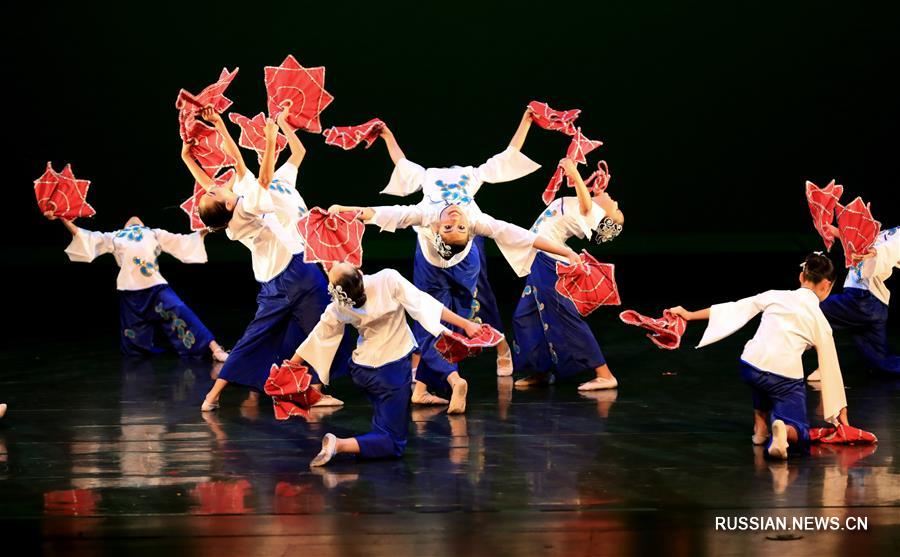 Панамериканский концерт танцев "Культурный Китай 2018. Китайская мечта в художественных красках" прошел 11 августа вечером в одном из театров Лос-Анджелеса /США/.