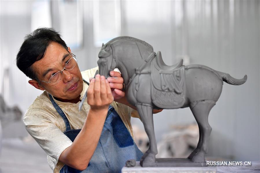Сейчас во всей деревне более 70 предприятий по производству танской трехцветной керамики, годовой объем производства составляет около 1 млн различных художественных изделий.
