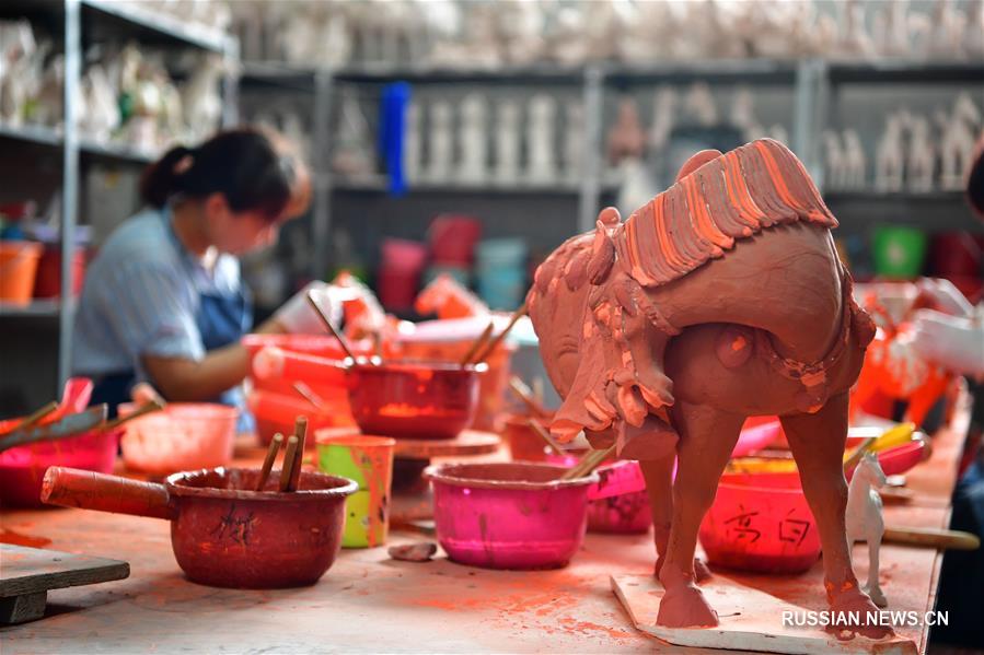 Сейчас во всей деревне более 70 предприятий по производству танской трехцветной керамики, годовой объем производства составляет около 1 млн различных художественных изделий.