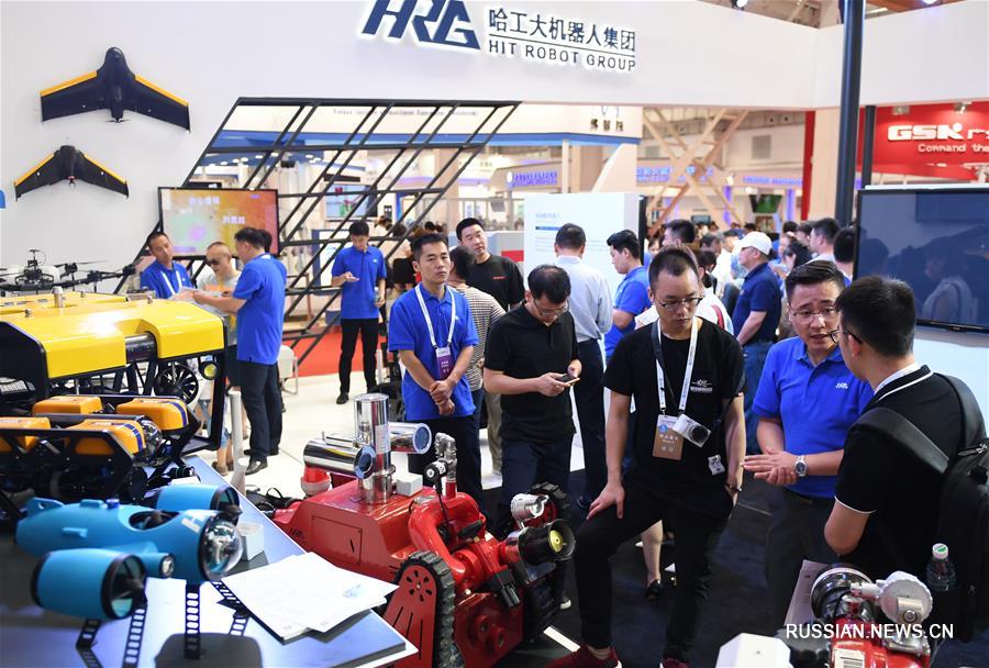  В среду в Пекине открылась Международная конференция робототехники 2018 года, в рамках которой запланированы различные форумы, выставки, конкурсы и мероприятия с использованием наземных беспилотных систем.