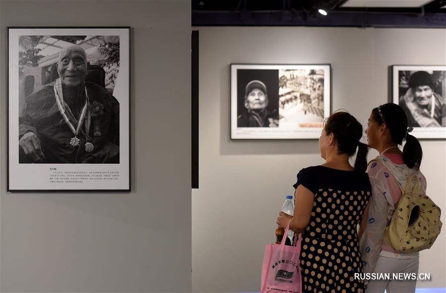 Выставка фотопортретов ветеранов Войны сопротивления китайского народа японским захватчикам под названием "Неизгладимые воспоминания" открылась сегодня в Музее Войны сопротивления китайского народа японским захватчикам в Пекине.