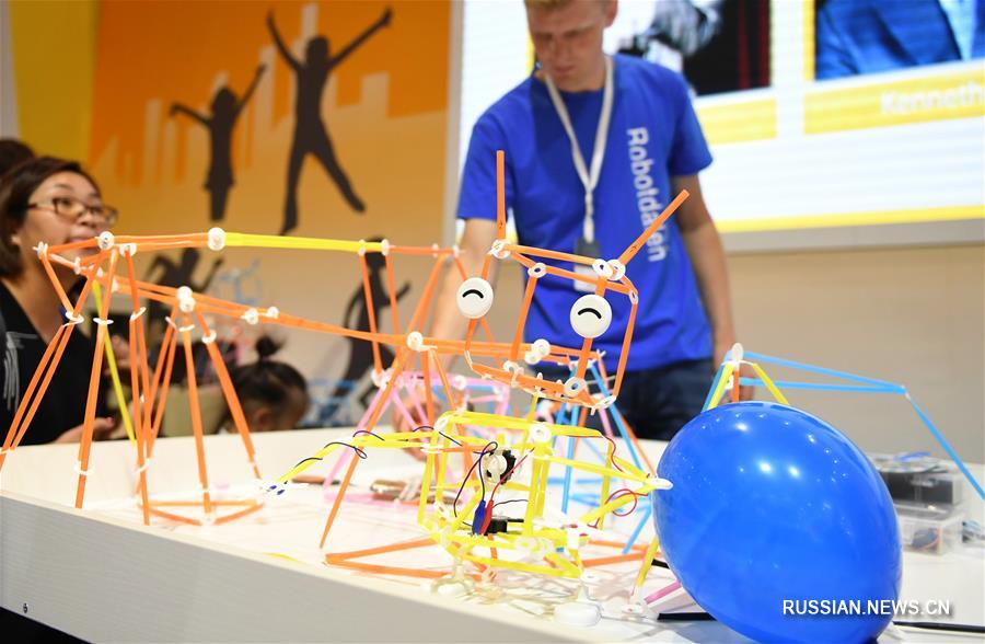 В среду в Пекине открылась Международная конференция робототехники 2018 года, в рамках которой запланированы различные форумы, выставки, конкурсы и мероприятия с использованием наземных беспилотных систем.