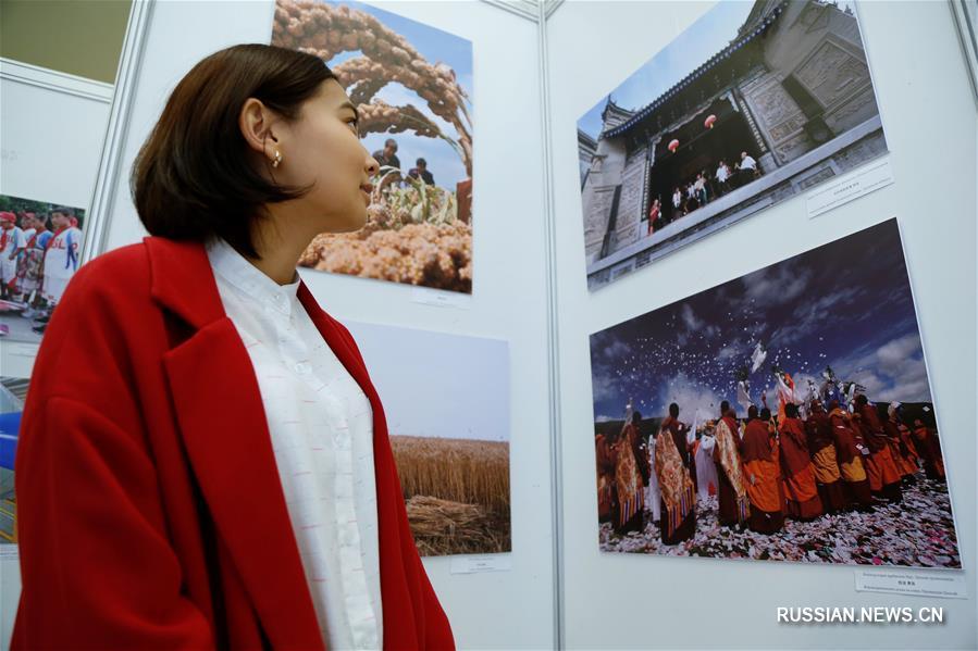 В Национальном музее Казахстана сегодня открылась фотовыставка "Великолепный Китай. Привлекательные места западной части Поднебесной", на которой представлены материалы, рассказывающие о достижениях в социальном, экономическом и культурном строительстве западных районов Китая за последние 40 лет.
