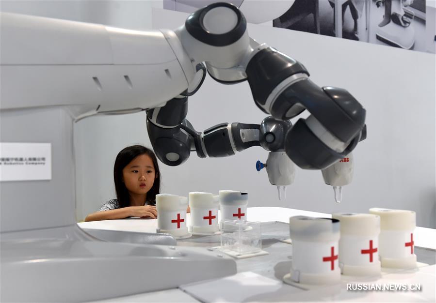 Проходящая в Международном выставочном центре "Ичуан" в Пекине Всемирная конференция робототехники 2018 привлекла множество детей и подростков. Конференция проходит с 15 по 19 августа. 