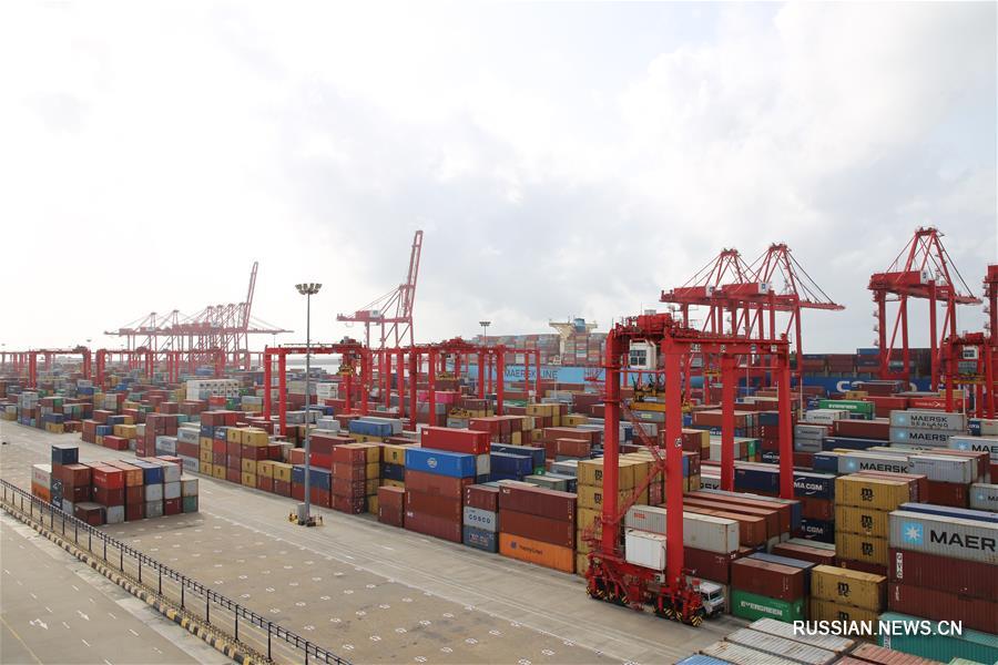 Построенный при участии Китая международный контейнерный причал в Коломбо полностью перешел с нефтепродуктов на электричество