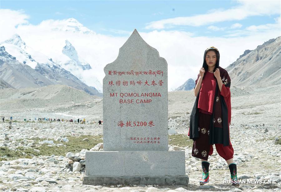 Показ традиционной тибетской одежды прошел сегодня у главного лагеря на горе Джомолунгма, на высоте 5200 м над уровнем моря. 14 моделей из разных уголков Тибетского АР /Юго-Западный Китай/ приняли участие в мероприятии. 