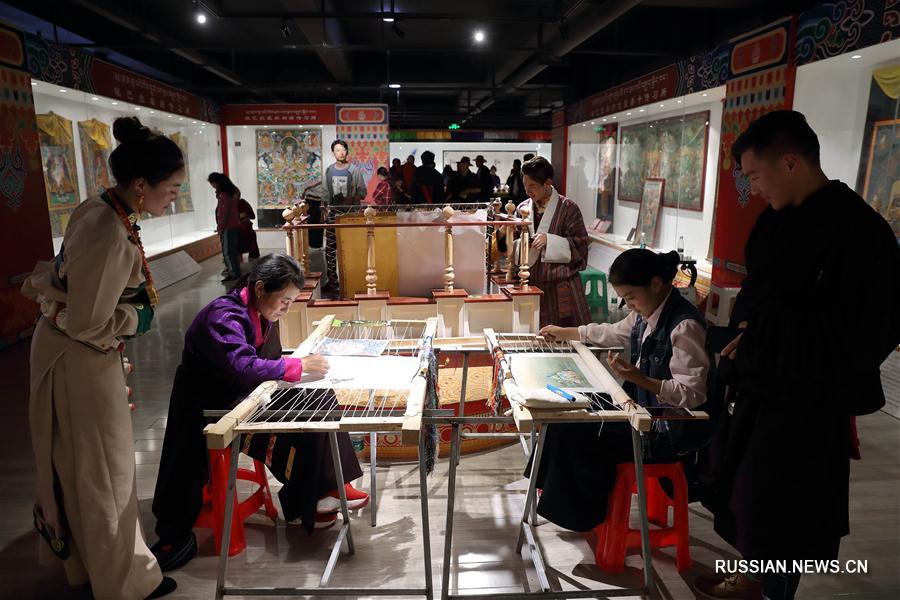 В уезде Жантан /провинция Сычуань, Юго-Западный Китай/ накануне открылся рынок Жанбала, на котором демонстрируются и продаются изделия, которые относятся к 26 видам нематериального культурного наследия Китая. 
