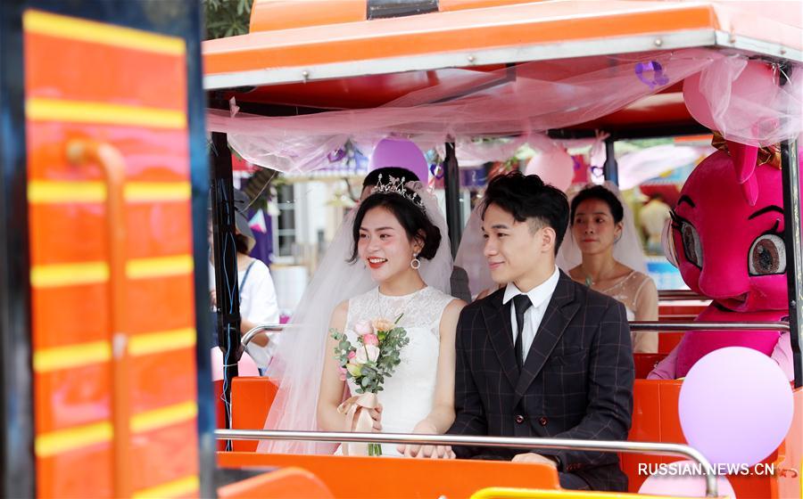 Десять пар сегодня сыграли коллективную свадьбу в шанхайском парке развлечений Happy Valley. 