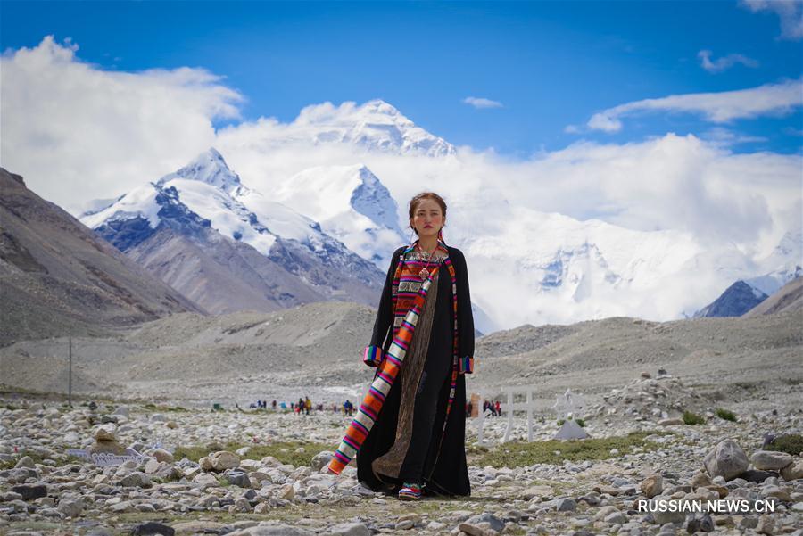 Показ традиционной тибетской одежды прошел сегодня у главного лагеря на горе Джомолунгма, на высоте 5200 м над уровнем моря. 14 моделей из разных уголков Тибетского АР /Юго-Западный Китай/ приняли участие в мероприятии. 
