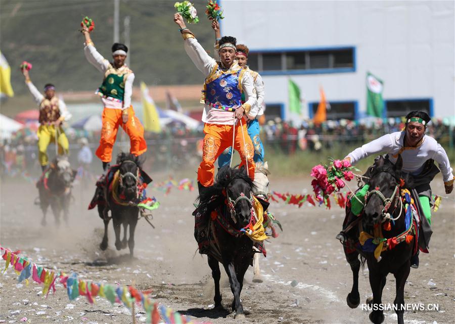В субботу в степи Наньтанба уезда Жантан Аба-Тибетско-Цянского автономного округа пров. Сычуань /Юго-Западный Китай/ прошел финал конных соревнований, в которых участвовали около 280 наездников.