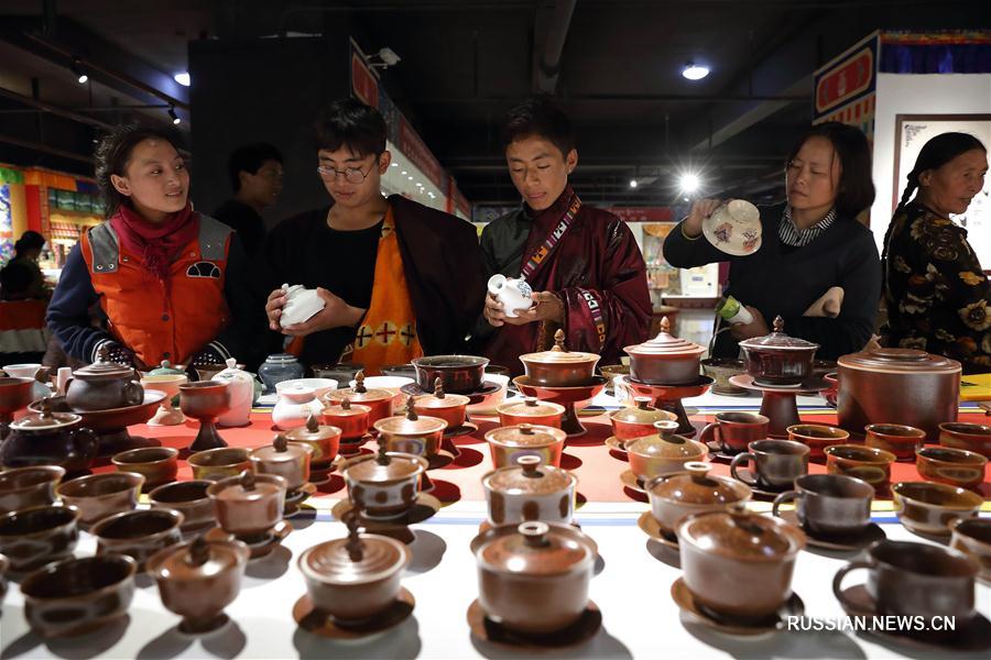В уезде Жантан /провинция Сычуань, Юго-Западный Китай/ накануне открылся рынок Жанбала, на котором демонстрируются и продаются изделия, которые относятся к 26 видам нематериального культурного наследия Китая. 