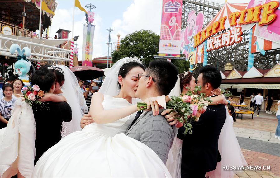 Десять пар сегодня сыграли коллективную свадьбу в шанхайском парке развлечений Happy Valley. 