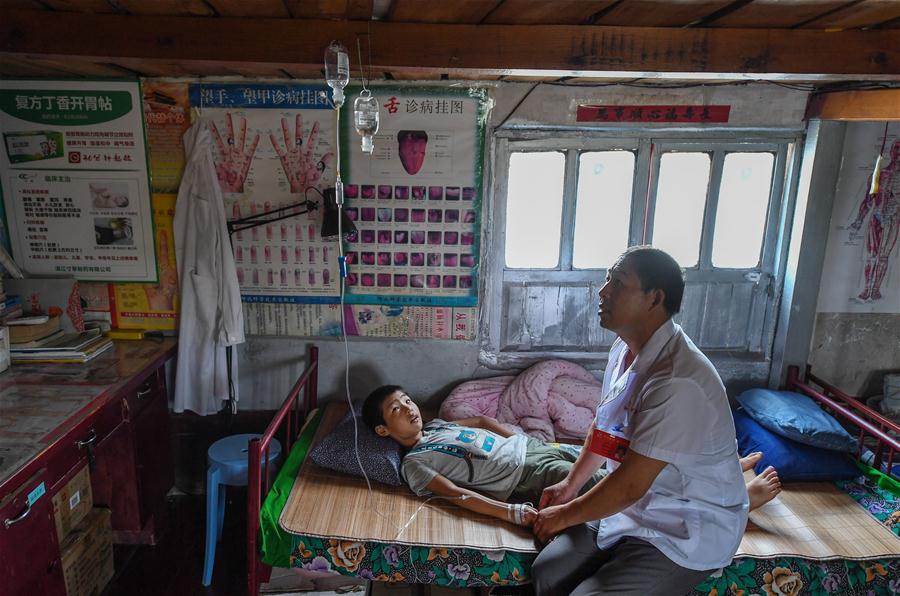 Многие практикующие врачи активно работают в сельских районах Китая, где медицинская инфраструктура пока еще находится на стадии развития. 