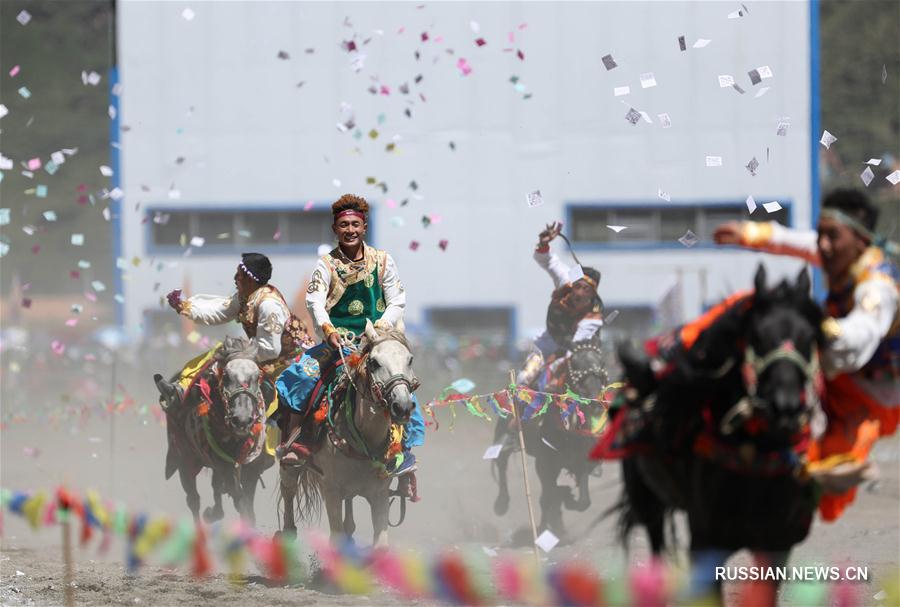 В субботу в степи Наньтанба уезда Жантан Аба-Тибетско-Цянского автономного округа пров. Сычуань /Юго-Западный Китай/ прошел финал конных соревнований, в которых участвовали около 280 наездников.