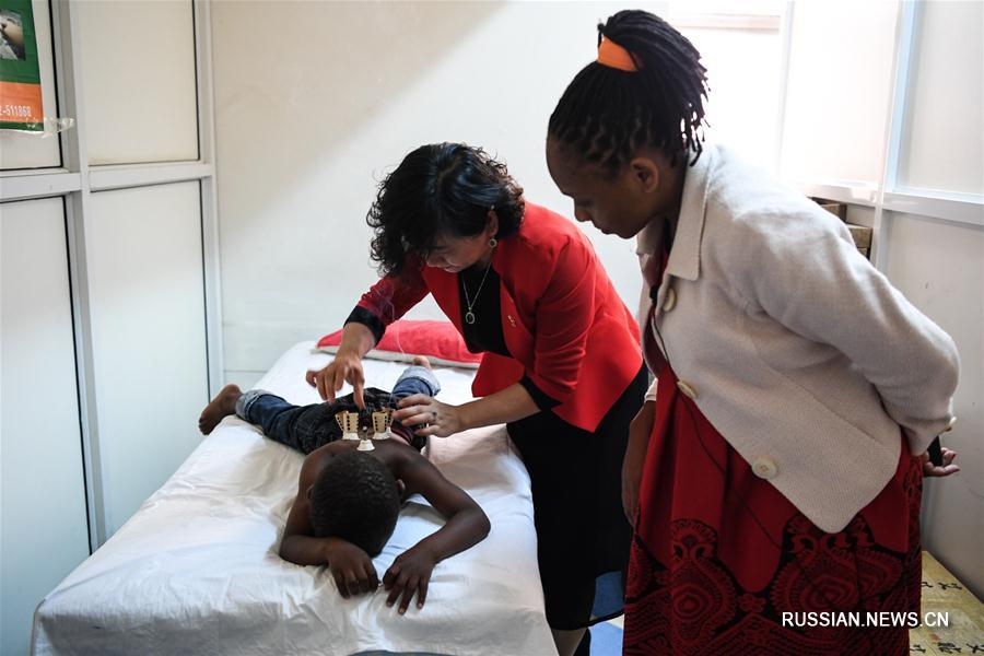 Супруги уже в течение более чем 20 лет занимаются медицинской практикой в Кении, благодаря чему все больше африканцев узнают о китайской медицине и признают ее.