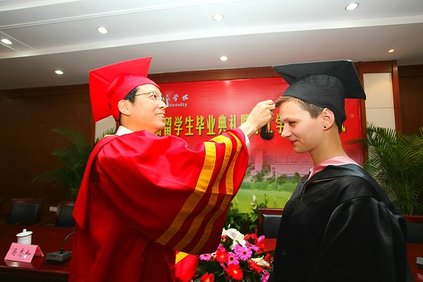 СМИ Индии: все больше и больше иностранных студентов предпочитают устраиваться на работу в Китае