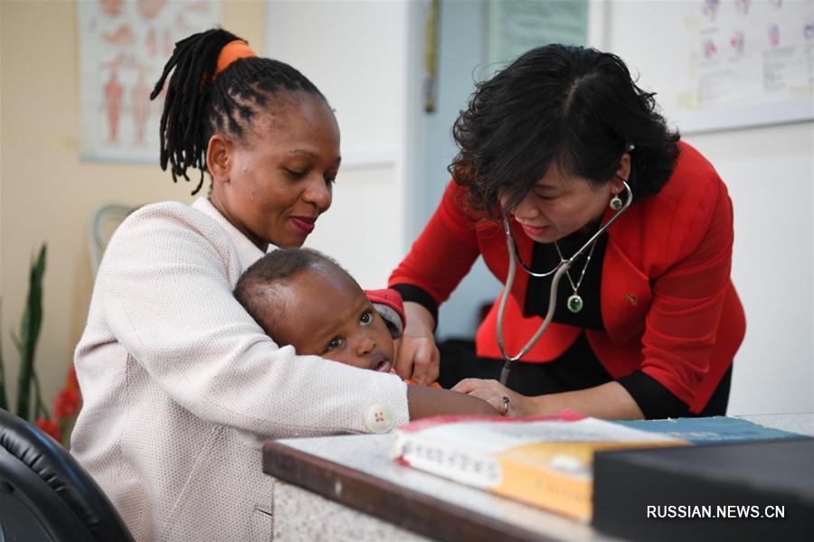 Супруги уже в течение более чем 20 лет занимаются медицинской практикой в Кении, благодаря чему все больше африканцев узнают о китайской медицине и признают ее.