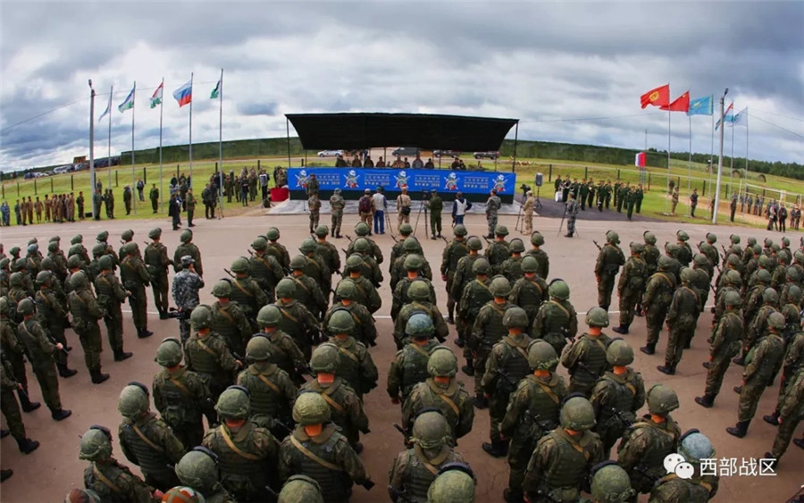 В российском Челябинске прошла церемония открытия совместных военных учений ШОС "Мирная миссия-2018"
